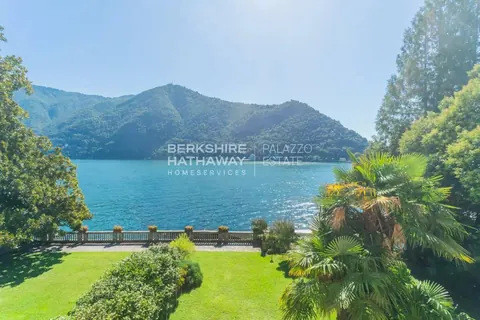Century 19th Apartment Panoramic View, boathouse, terrace, 3 bedrooms in Como Used for sale For Super Rich