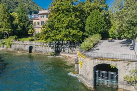 Century 19th Apartment Panoramic View, boathouse, terrace, 3 bedrooms in Como value for sale For Super Rich