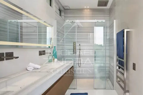 Modern Villa in city center Heated swimming pool 14x5m, 5 bedrooms in Cap d'Antibes deal rental For Super Rich
