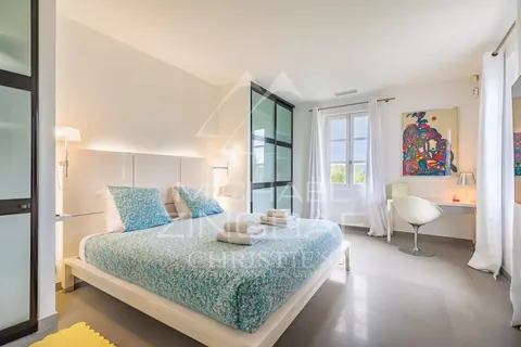 Contemporary Villa Minutes walk from Place des Lices terrace overlooking the sea, 6 bedrooms in Saint Tropez value rental For Super Rich