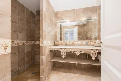 Elegant Villa 14x6m heated swimming pool Tennis court with grass, 4 bedrooms in Cap d'Antibes prix rental For Super Rich