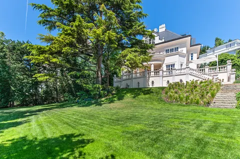 Luxury Villa Panoramic View heated outdoor pool, 5 bedrooms in Döbling deal for sale For Super Rich
