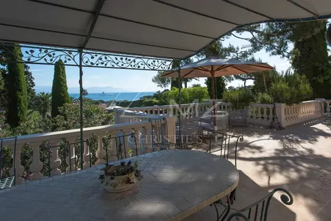 Elegant Villa 14x6m heated swimming pool Tennis court with grass, 4 bedrooms in Cap d'Antibes ads rental For Super Rich