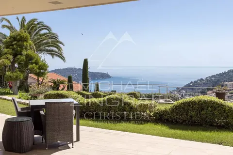 Contemporary Villa view Bay of Villefranche and the Bay of Angels Huge mirror pool with Jacuzzi, 6 bedrooms in Nice best for sale For Super Rich