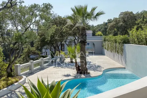 High-end Villa Waterfront 2 accesses to sea, Swimming pool, 6 bedrooms in Anthéor - French Riviera search for sale For Super Rich
