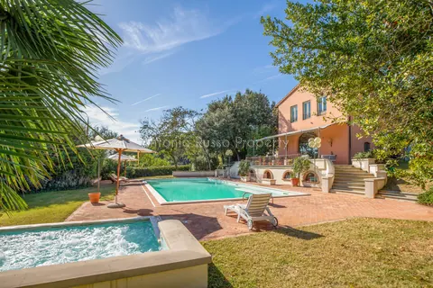 Elegant Villa Panoramic View Vineyards view, 15 bedrooms in Firenze Toscana expensive for sale For Super Rich