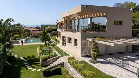 Contemporary Villa view Bay of Villefranche and the Bay of Angels Huge mirror pool with Jacuzzi, 6 bedrooms in Nice buy for sale For Super Rich