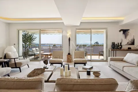 Elegant Villa Heart Californie Jacuzzi overlooking the sea, the Lérins islands and Palm Beach, 4 bedrooms in Cannes buy for sale For Super Rich