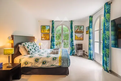 Contemporary Villa Minutes walk from Place des Lices terrace overlooking the sea, 6 bedrooms in Saint Tropez available rental For Super Rich