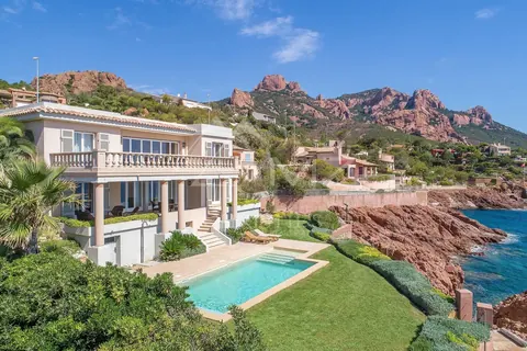 Luxury Villa Waterfront, Cap Roux heated swimming pool and direct access to the sea, 4 bedrooms in Anthéor