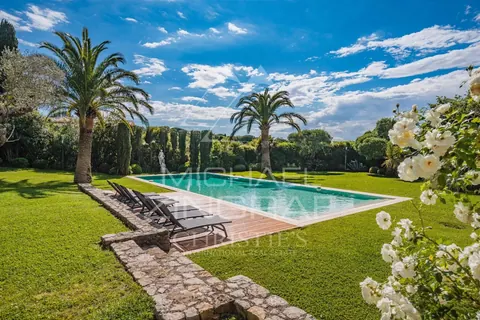 Contemporary Villa Minutes walk from Place des Lices terrace overlooking the sea, 6 bedrooms in Saint Tropez 0 rental For Super Rich