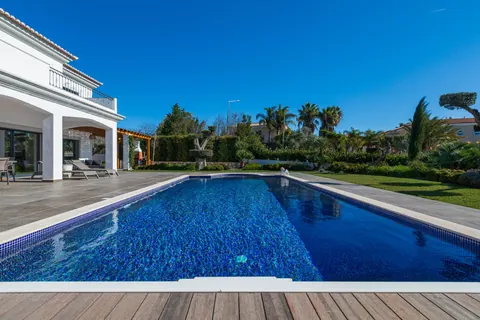 Luxury Villa Sea View, Paddle court, 5 bedrooms in Santa Bárbara de Nexe deal for sale For Super Rich