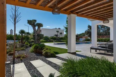 Luxury Villa Sea View, Paddle court, 5 bedrooms in Santa Bárbara de Nexe ultra luxury for sale For Super Rich