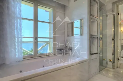 Elegant Villa Breathtaking panoramic views of sea and Monaco Cinema, Fitness, Spa, Pool, 5 bedrooms in Roquebrune Cap Martin unique for sale For Super Rich