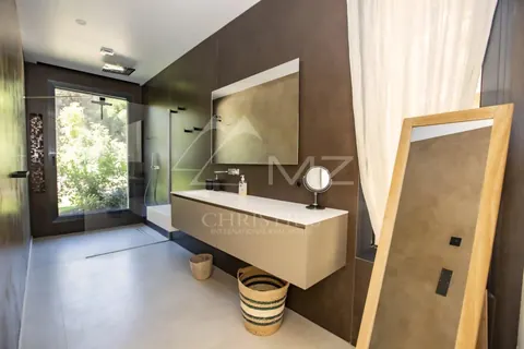California-style Villa 8 mn walk from Pampelonne beaches Bowling, sauna, pool, 6 bedrooms in Ramatuelle price rental For Super Rich