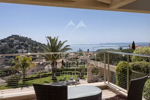 Contemporary Villa view Bay of Villefranche and the Bay of Angels Huge mirror pool with Jacuzzi, 6 bedrooms in Nice price for sale For Super Rich