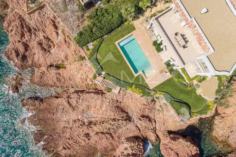 Luxury Villa Waterfront, Cap Roux heated swimming pool and direct access to the sea, 4 bedrooms in Anthéor available rental For Super Rich