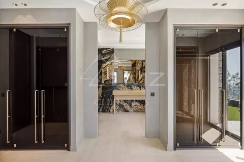 Contemporary Villa Heated swimming pool Land 1800m², 6 bedrooms in Cannes Classified ads rental For Super Rich