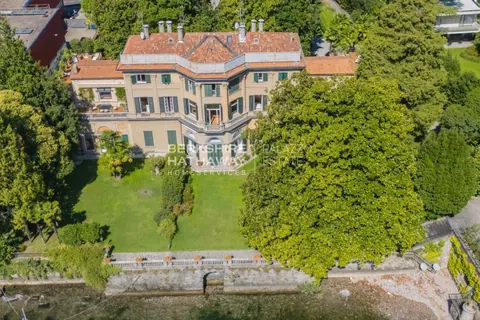 Century 19th Apartment Panoramic View, boathouse, terrace, 3 bedrooms in Como property for sale For Super Rich