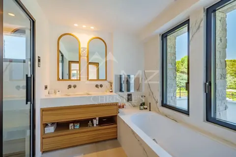 Luxury Villa near the beach Pampelonne Fenced swimming pool, jacuzzi, fitness room, petanque court, 5 bedrooms in Ramatuelle price rental For Super Rich