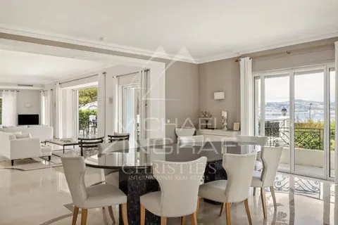 Elegant Villa breathtaking view of the Bay of Juan-les-Pins Tennis court, pool, 10 bedrooms in Cap d'Antibes, French Riviera buy for sale For Super Rich