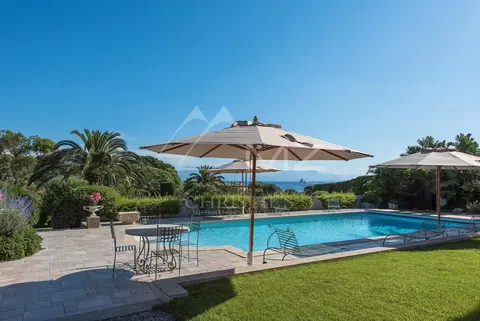 Elegant Villa 14x6m heated swimming pool Tennis court with grass, 4 bedrooms in Cap d'Antibes