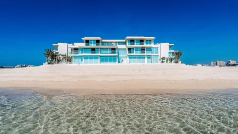 Luxury Villa Beach Front Views of the Dubai Marina skyline and Palm Jumeirah, 6 bedrooms in Dubai New for sale For Super Rich
