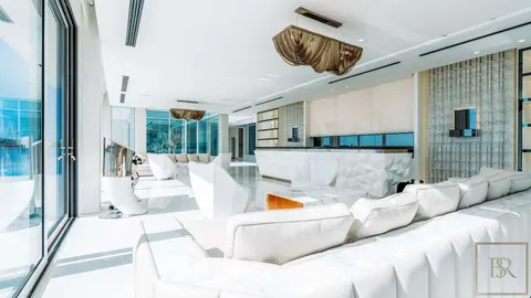 Luxury Villa Beach Front Views of the Dubai Marina skyline and Palm Jumeirah, 6 bedrooms in Dubai deal for sale For Super Rich