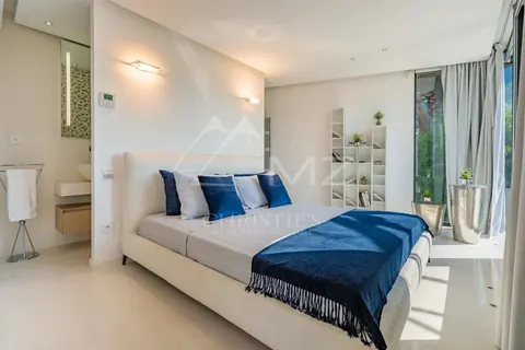 Contemporary Villa Near to Club 55 extremely modern services, 5 bedrooms in Saint Tropez available rental For Super Rich
