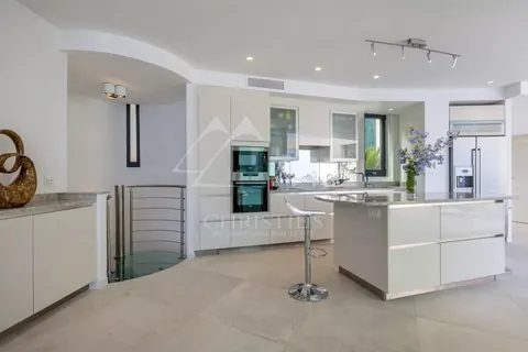 Contemporary Villa overlooking the sea Infinity circle shape Swimming pool, 5 bedrooms in Eze - French Riviera property rental For Super Rich