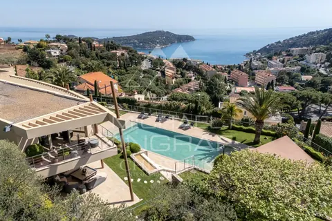 Contemporary Villa view Bay of Villefranche and the Bay of Angels Huge mirror pool with Jacuzzi, 6 bedrooms in Nice deal for sale For Super Rich