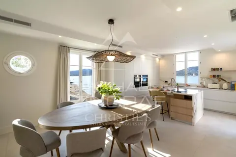 Elegant Villa Waterfront with private beach breathtaking views over the Gulf of Saint-Tropez, 6 bedrooms in Gassin available rental For Super Rich
