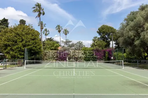 Elegant Villa breathtaking view of the Bay of Juan-les-Pins Tennis court, pool, 10 bedrooms in Cap d'Antibes, French Riviera best for sale For Super Rich