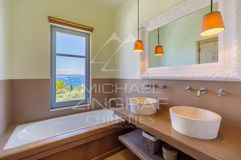 Premium Villa Top of the hill overlooking the bay of Saint-Tropez heated pool, jacuzzi, 6 bedrooms in Gassin search rental For Super Rich