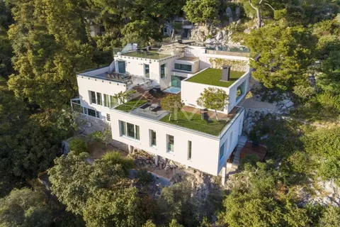 Design Villa cliffside with breathtaking views of the sea open terrace with jacuzzi, 5 bedrooms in Villefranche Sur Mer 0 rental For Super Rich Design Villa cliffside with breathtaking views of the sea open terrace with jacuzzi, 5 bedrooms in Villefranche Sur Mer 0 rental For Super Rich
