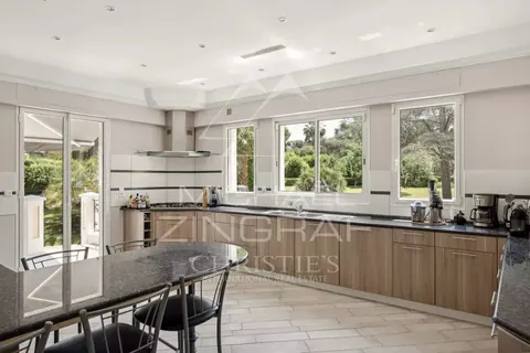 Elegant Villa breathtaking view of the Bay of Juan-les-Pins Tennis court, pool, 10 bedrooms in Cap d'Antibes, French Riviera available for sale For Super Rich