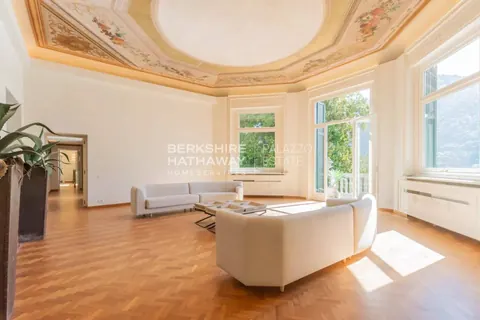 Century 19th Apartment Panoramic View, boathouse, terrace, 3 bedrooms in Como photo for sale For Super Rich