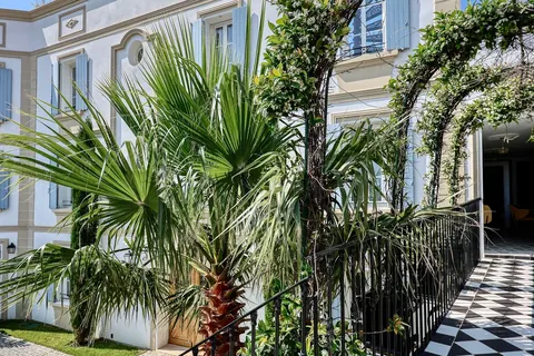 Bourgeois House Sea View walking distance from beach and port, 9 bedrooms in Sanary sur Mer prix for sale For Super Rich Bourgeois House Sea View walking distance from beach and port, 9 bedrooms in Sanary sur Mer prix for sale For Super Rich