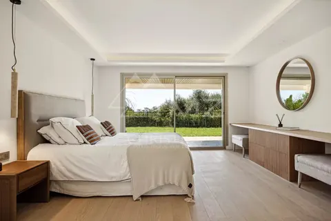Elegant Villa Heart Californie Jacuzzi overlooking the sea, the Lérins islands and Palm Beach, 4 bedrooms in Cannes search for sale For Super Rich