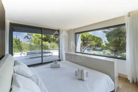 Contemporary Villa Sea View Heated swimming pool, jacuzzi, 5 bedrooms in Vallauris ultra luxury rental For Super Rich