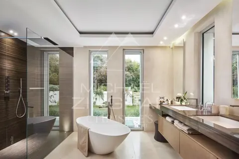 Modern Villa in city center Heated swimming pool 14x5m, 5 bedrooms in Cap d'Antibes top rental For Super Rich