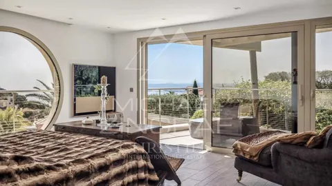Contemporary Villa view Bay of Villefranche and the Bay of Angels Huge mirror pool with Jacuzzi, 6 bedrooms in Nice expensive for sale For Super Rich