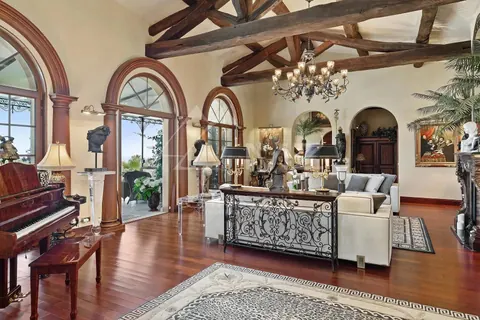 Country Villa walking distance to the Village Sea view and the Lérins islands, 6 bedrooms in Mougins value rental For Super Rich