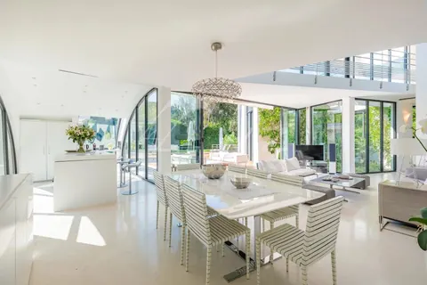 Contemporary Villa Near to Club 55 extremely modern services, 5 bedrooms in Saint Tropez search rental For Super Rich