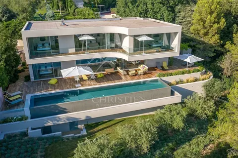 Modern Villa close to the center long size Swimming pool, 5 bedrooms in Cannes available rental For Super Rich