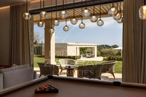 Luxury Villa Top-of-the-range amenitie 15x6m heated swimming pool, 7 bedrooms in Mougins - French Riviera search for sale For Super Rich