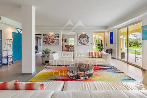 Contemporary Villa Minutes walk from Place des Lices terrace overlooking the sea, 6 bedrooms in Saint Tropez search rental For Super Rich