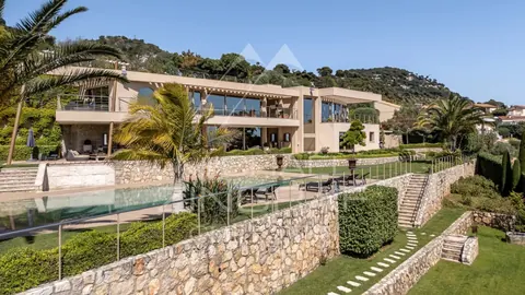 Contemporary Villa view Bay of Villefranche and the Bay of Angels Huge mirror pool with Jacuzzi, 6 bedrooms in Nice available for sale For Super Rich