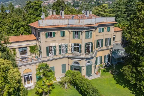 Century 19th Apartment Panoramic View, boathouse, terrace, 3 bedrooms in Como best for sale For Super Rich