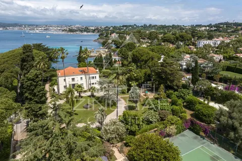 Elegant Villa breathtaking view of the Bay of Juan-les-Pins Tennis court, pool, 10 bedrooms in Cap d'Antibes, French Riviera Used for sale For Super Rich